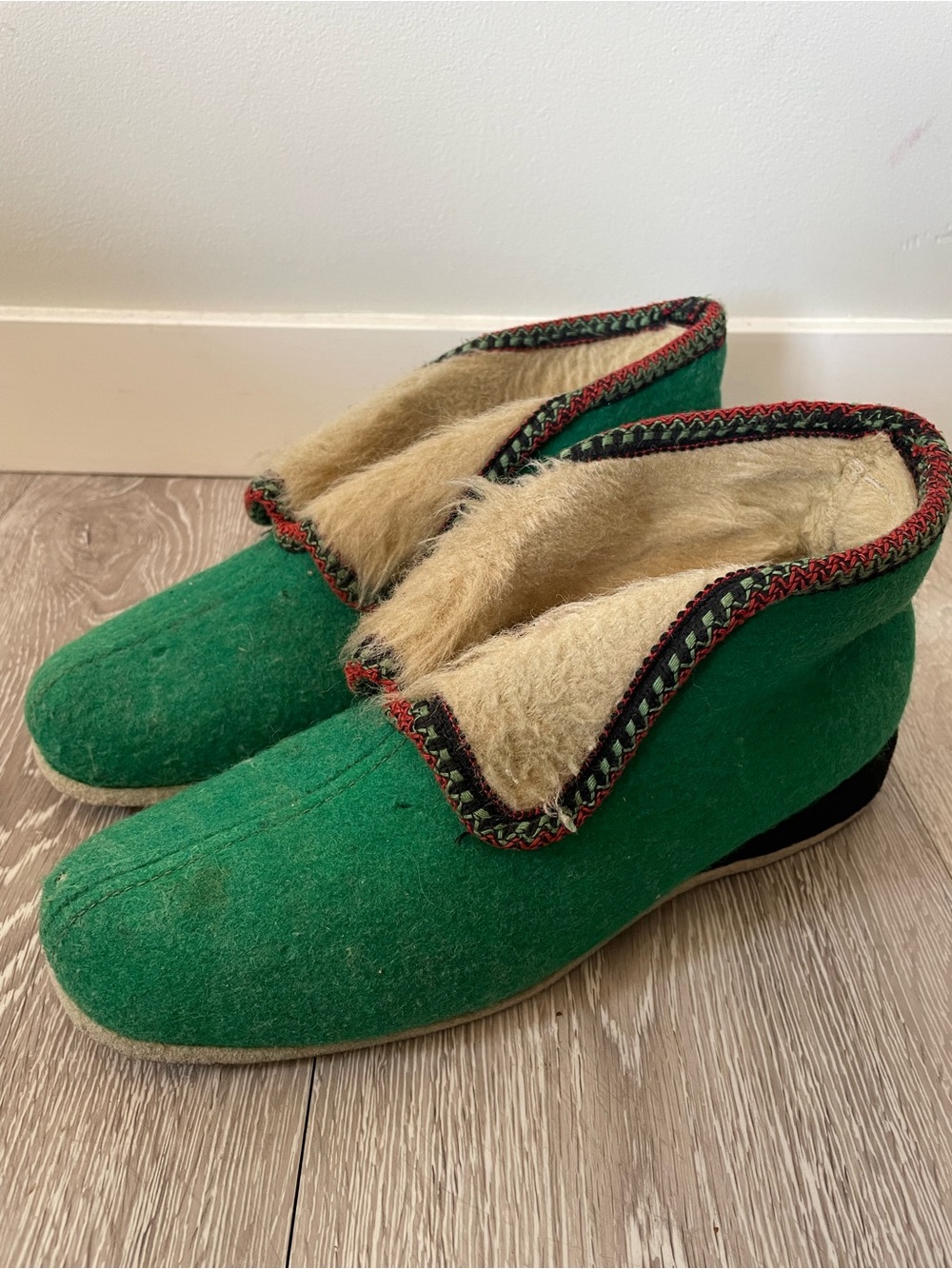 80s Vintage Green Wool Felt Scandinavian Folk Shearling Trim Slipper Booties